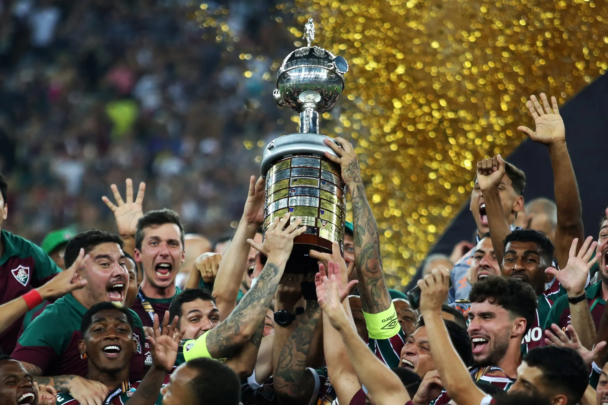 Jogadores do Fluminense levantando a taça da Copa do Brasil. Foto: Raul Sifuentes/Getty Images.