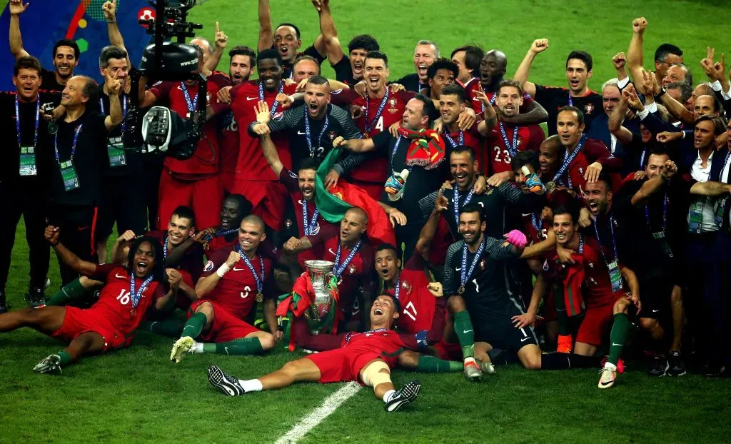 William Carvalho, junto ao elenco de Portugal, com o troféu da Eurocopa 2016. Foto: Alex Livesey/Getty Images