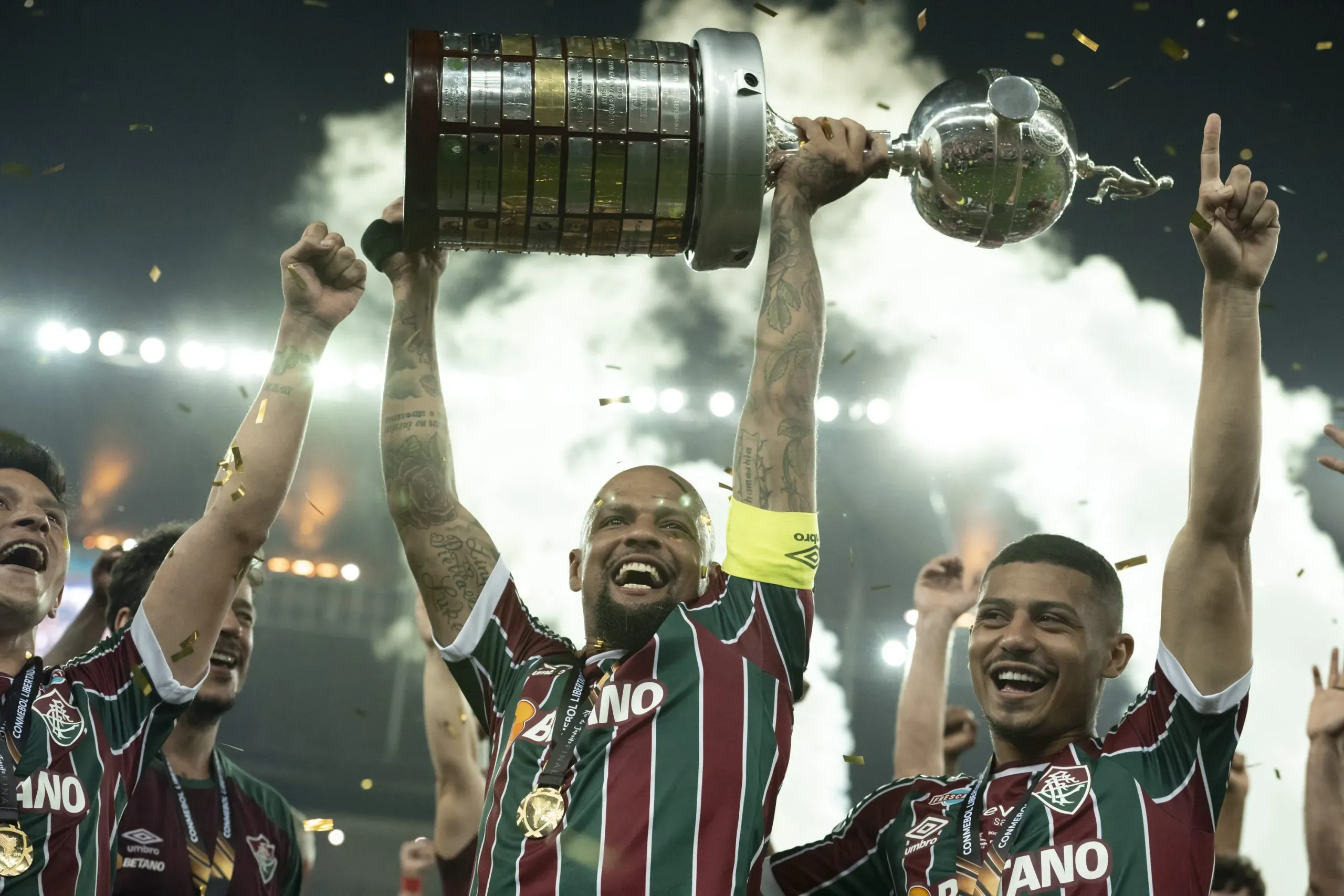 Felipe Melo levantando a taça de campeão da Libertadores pelo Fluminense. Foto: Jorge Rodrigues/AGIF