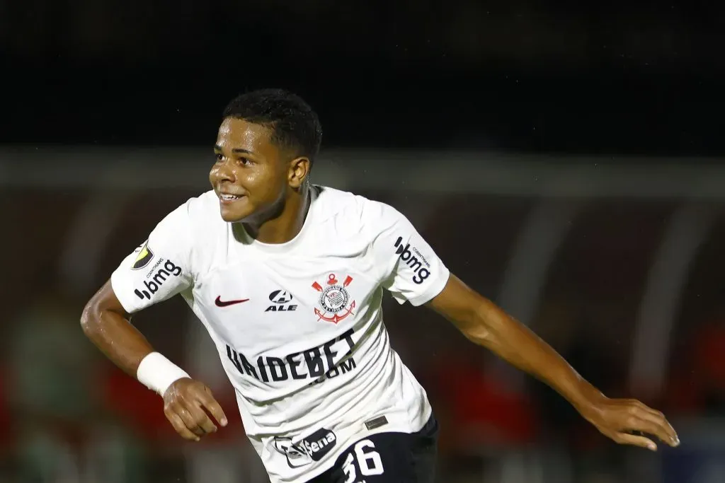 SP – RIBEIRAO PRETO – 14/02/2024 – PAULISTA 2024, BOTAFOGO-SP X CORINTHIANS – Wesley jogador do Corinthians comemora seu gol durante partida contra o Botafogo-SP no estadio Santa Cruz pelo campeonato Paulista 2024. Foto: Thiago Calil/AGIF