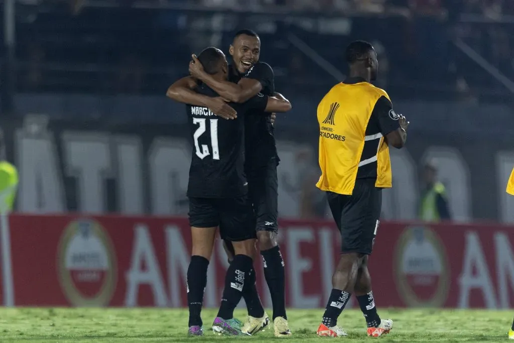 Jogadores do Botafogo comemorando a classificação para a fase de grupos da Libertadores. Foto: Diogo Reis/AGIF