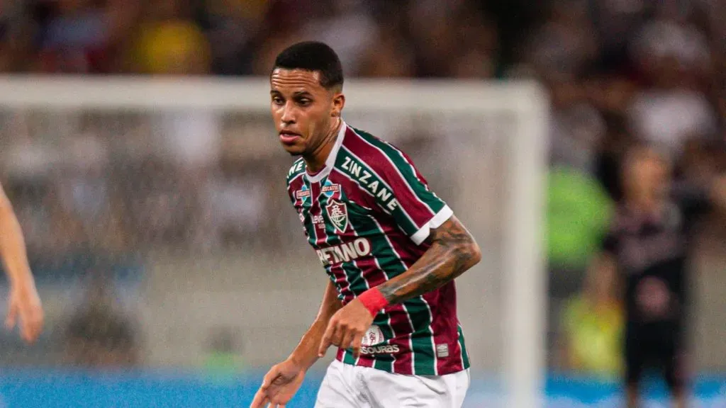 Alexsander teve seu contrato renovado até dezembro de 2026 no Fluminense – Foto: Marcelo Gonçalves/Fluminense FC