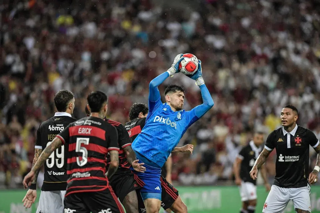 O goleiro Rossi, do Flamengo, em clássico contra o Vasco, no Maracanã, pelo Campeonato Carioca, no dia 04/02/2024. Foto: Thiago Ribeiro/AGIF