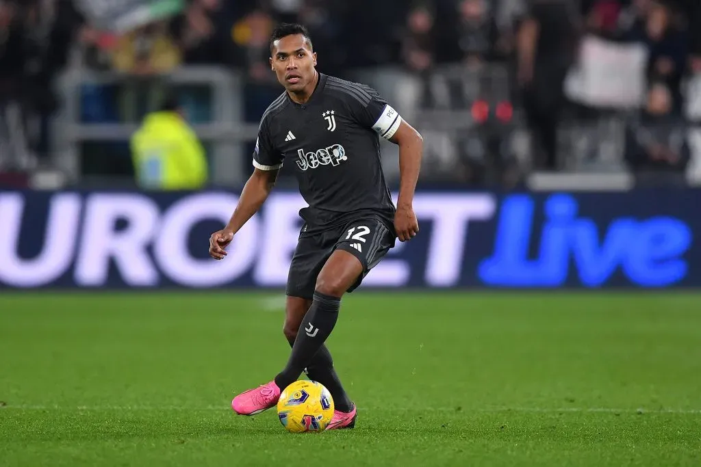 Alex Sandro jogando pela Juventus, da Itália, durante o Campeonato Italiano. (Photo by Valerio Pennicino/Getty Images)