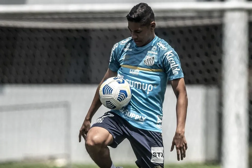 Vinícius Balieiro está inscrito na fase final do Campeonato Paulista, mas não vai ficar para a Série B – Foto: Ivan Storti/Santos FC