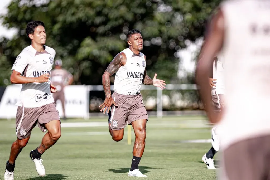 Paulinho,  jogador do Corinthians durante treino no Centro de Treinamento CT Joaquim Grava. Foto: Leonardo Lima/AGIF
