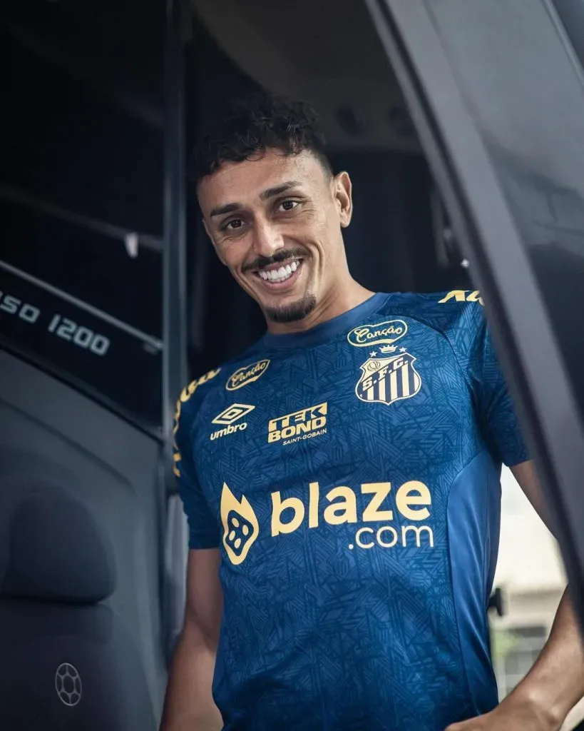 Pituca vestindo o novo uniforme de treino do Santos. Foto: Raul Baretta / Santos