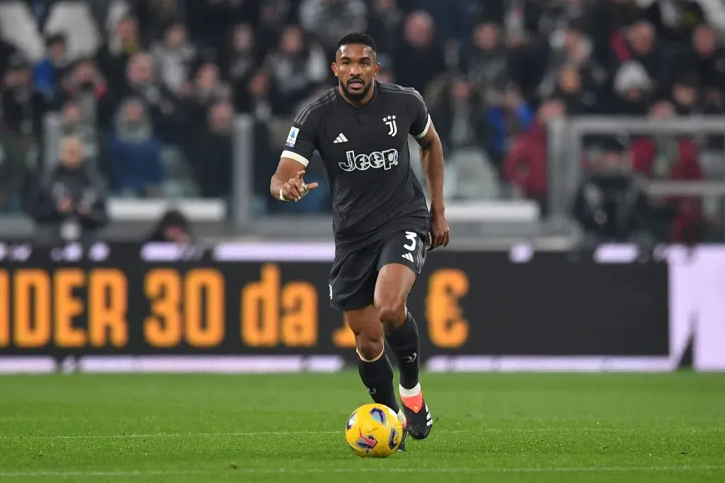 Zagueiro Bremer atuando pela Juventus no Campeonato Italiano. Foto: Valerio Pennicino/Getty Images)