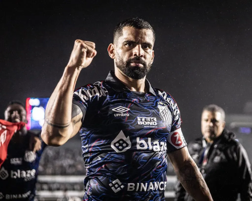 Parceria com a Umbro rende R$ 10 milhões anuais ao Santos. Marcelo Teixeira quer, no mínimo, o dobro em 2025 – Foto: Divulgação/Santos FC