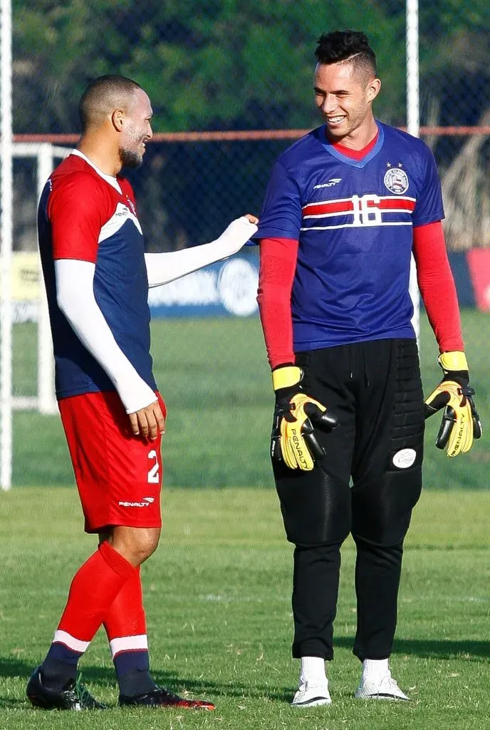 À direita Omar, com o jogador Titi, em treino do Bahia em 2013. Foto: Adilton Venegeroles/ Ag. A Tarde/ AGIF