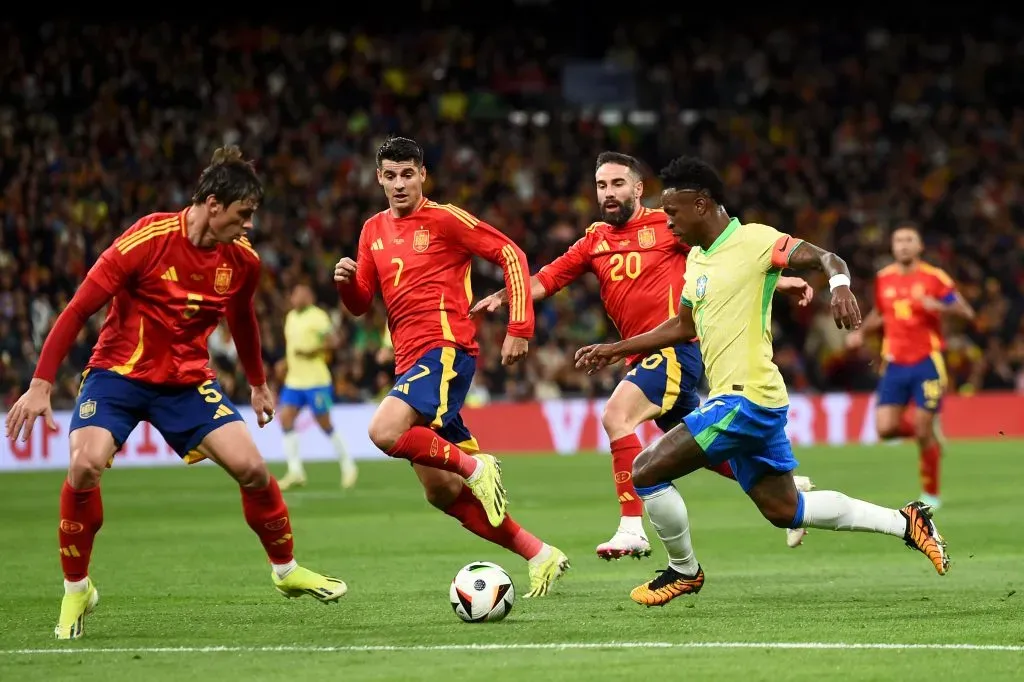 Vinicius Júnior disputa bola com os jogadores da Espanha no Santiago Bernabéu. Foto: Denis Doyle/Getty Images