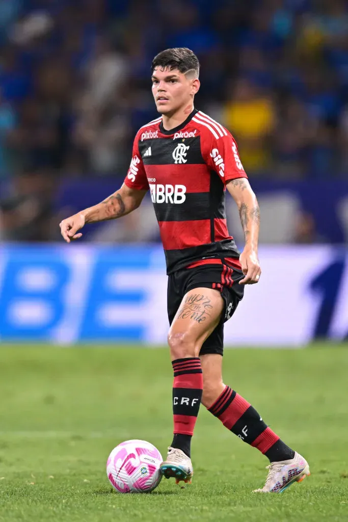 Ayrton Lucas, do Flamengo, foi convocado – Foto: Pedro Vilela/Getty Images