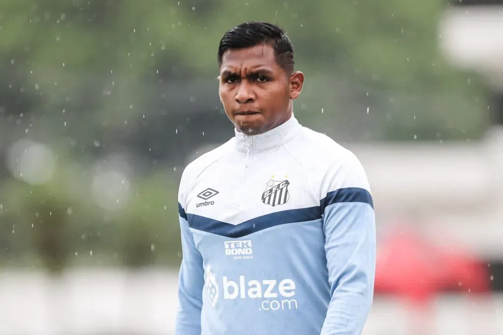 Morelos só disputou nove jogos em 2024 pelo Peixão, com apenas dois gols e amarga a reserva do time – Foto: Reinaldo Campos/AGIF