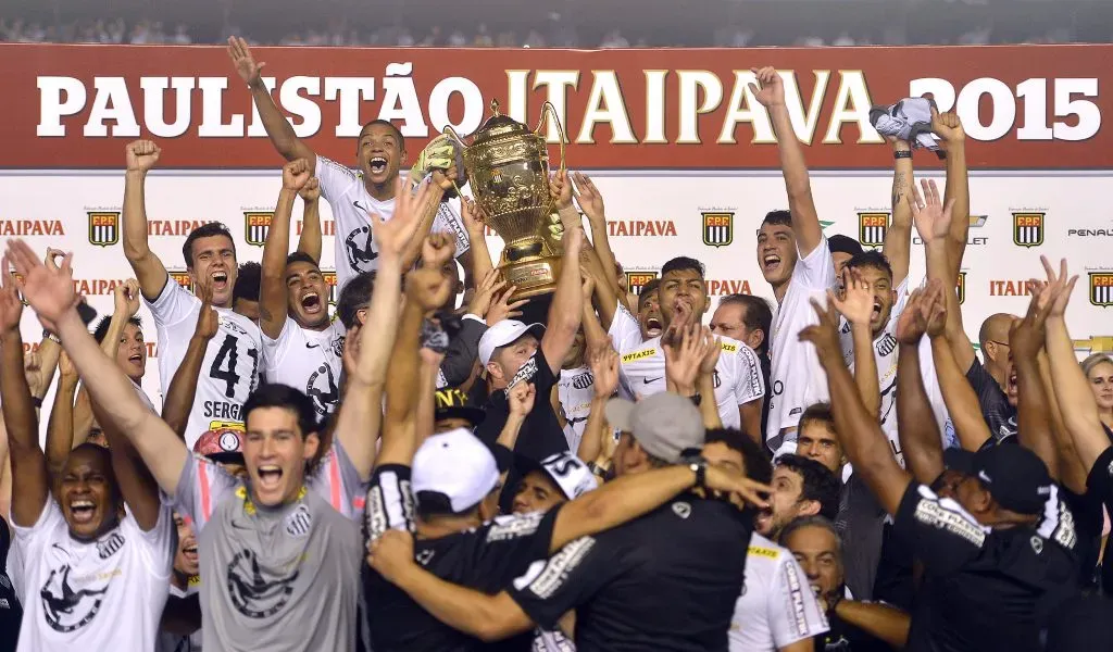 Elenco do Santos levantando o troféu de Campeão Paulista de 2015, na Vila Belmiro. Foto: Mauro Horita/AGIF