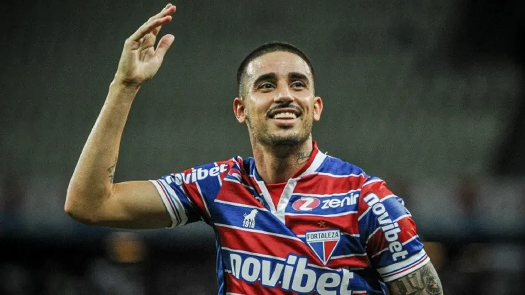 Foto: Kely Pereira/AGIF - Thiago Galhardo em partida pelo Fortaleza