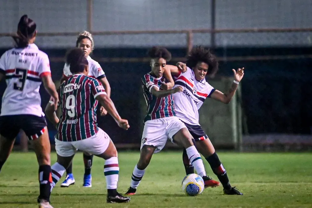Jogadoras de Fluminense e São Paulo em jogo. Divulgação/Staff Images Woman/CBF.
