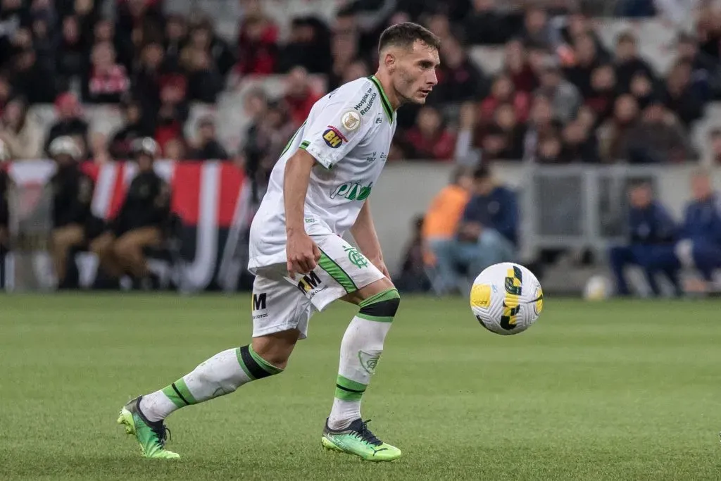 Emmanuel Martinez, jogador do America-MG durante partida contra o Athletico-PR pelo Campoenato Brasileiro 2022. Foto: Robson Mafra/AGIF