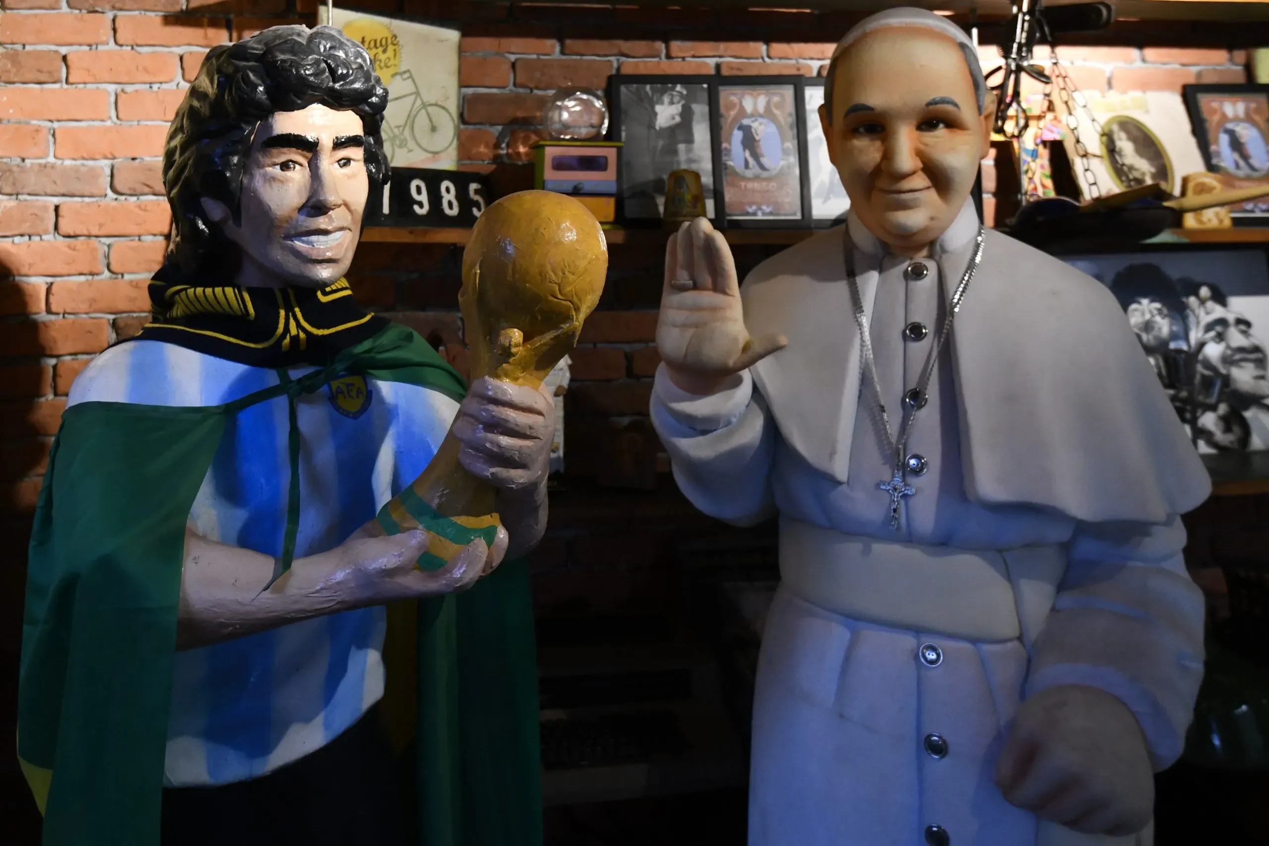 Estátua do Papa Francisco e de Diego Armando Maradona. Foto: Mateus Bonomi/AGIF