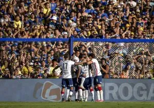 Equipe do San Lorenzo comemora gol em La Bombonera contra o Boca Juniors. Foto: Marcelo Endelli/Getty Images