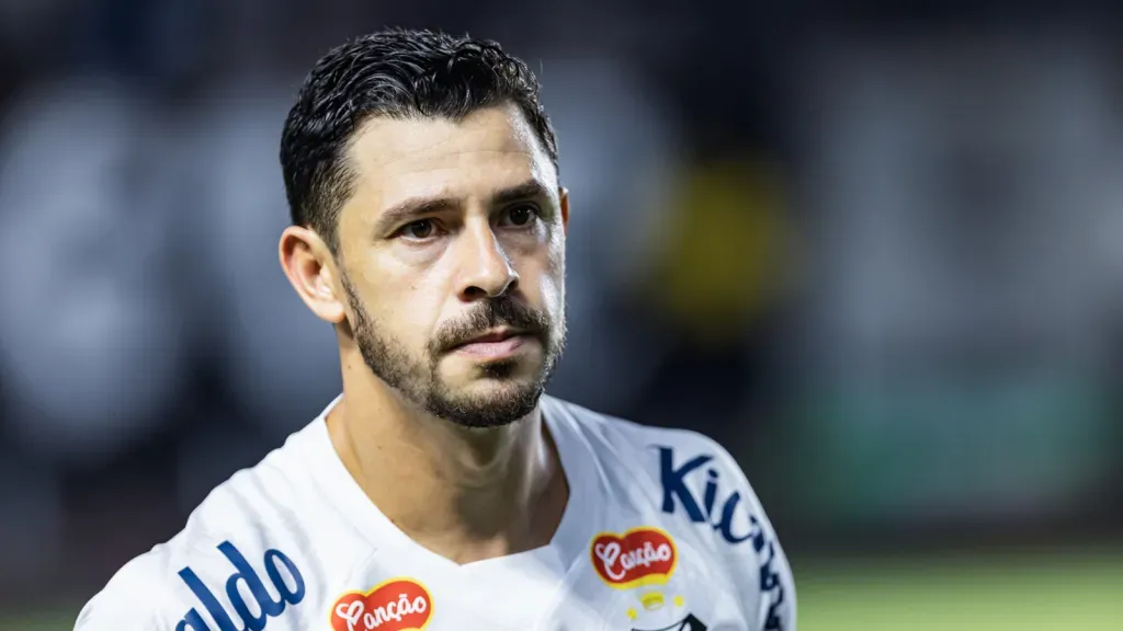 Giuliano, do Santos, durante partida contra a Portuguesa pelo Paulistão 2024 - Foto: Abner Dourado/AGIF