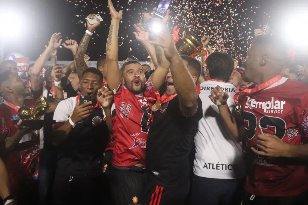 Jogadores comemoram título do Atlético-BA. Divulgação/Maurícia da Matta/FBF.