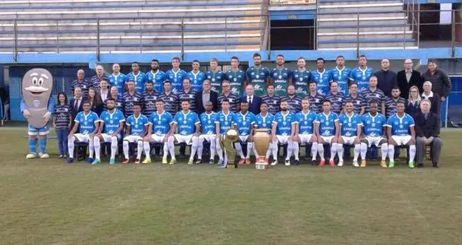 Novo Hamburgo em foto oficial após o título. Divulgação/Novo Hamburgo.