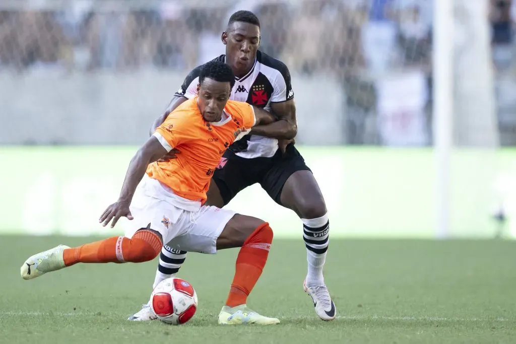 RJ – RIO DE JANEIRO – 17/03/2024 – CARIOCA 2024, NOVA IGUACU X VASCO – Xandinho jogador do Nova Iguacu disputa lance com Leo jogador do Vasco durante partida no estadio Maracana pelo campeonato Carioca 2024. Foto: Jorge Rodrigues/AGIF