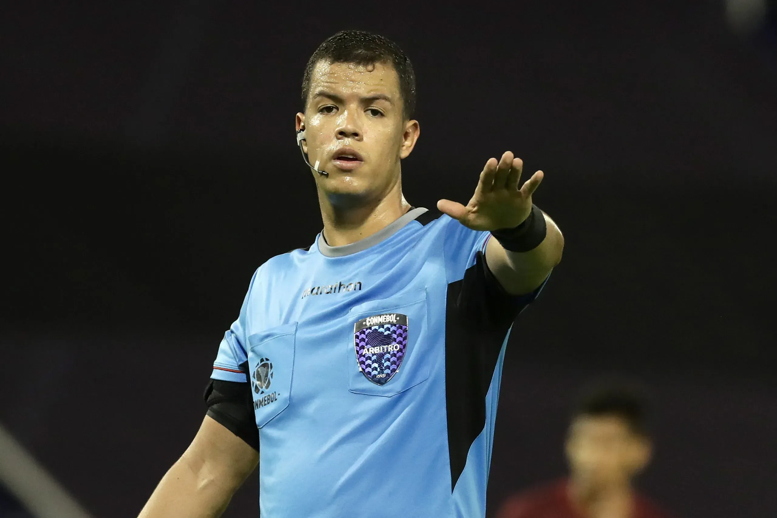 Árbitro Jhon Ospina. Foto: Alejandro Pagni - Pool/Getty Images