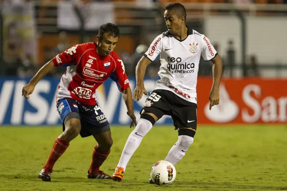Jorge Henrique pelo Corinthians, enfrentando o Nacional do Paraguai, no Pacaembu, pela Libertadores. Foto: Daniel Augusto Jr/ Fotoarena