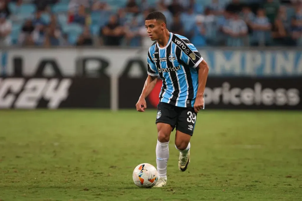 RS – PORTO ALEGRE – 09/04/2024 – COPA LIBERTADORES 2024, GREMIO X HUACHIPATO – Gustavo Nunes jogador do Gremio durante partida contra o Huachipato no estadio Arena do Gremio pelo campeonato Copa Libertadores 2024. Foto: Maxi Franzoi/AGIF