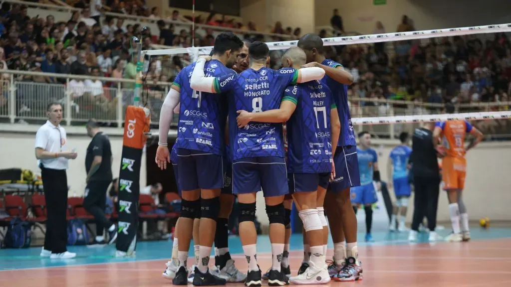 Atletas do Joinville celebram classificação inédita às semifinais da Superliga Masculina Foto: Aiquara Produções/Divulgação