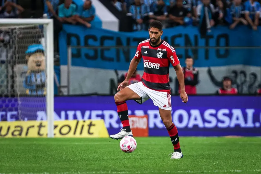Pablo atuando pelo Flamengo em jogo contra o Grêmio, na Arena Grêmio,pelo Campeonato Brasileiro de 2023, no dia 25/10. Foto: Maxi Franzoi/AGIF