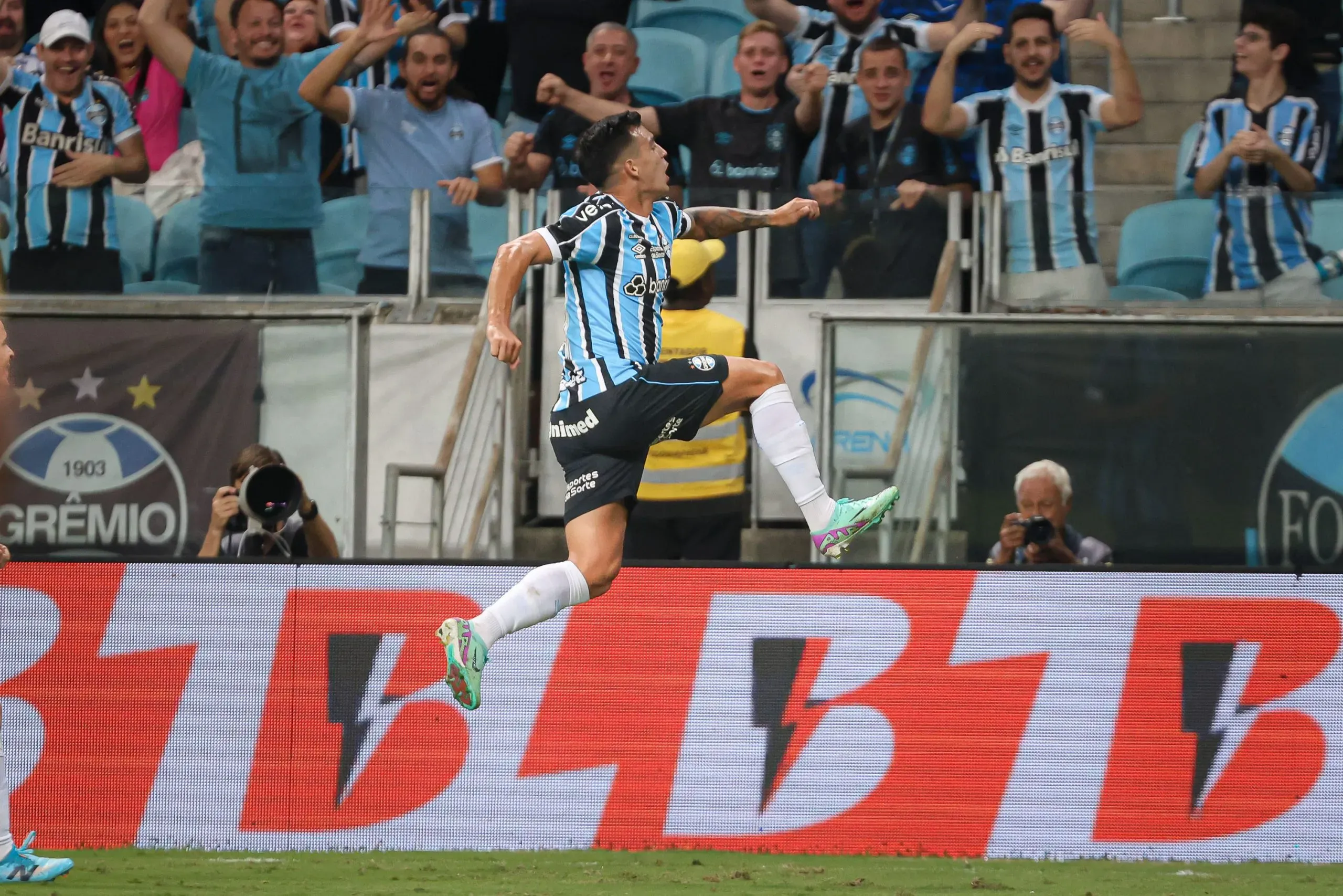 Cristaldo comemora gol contra o Cuiabá na Arena do Grêmio. Foto: Maxi Franzoi/AGIF