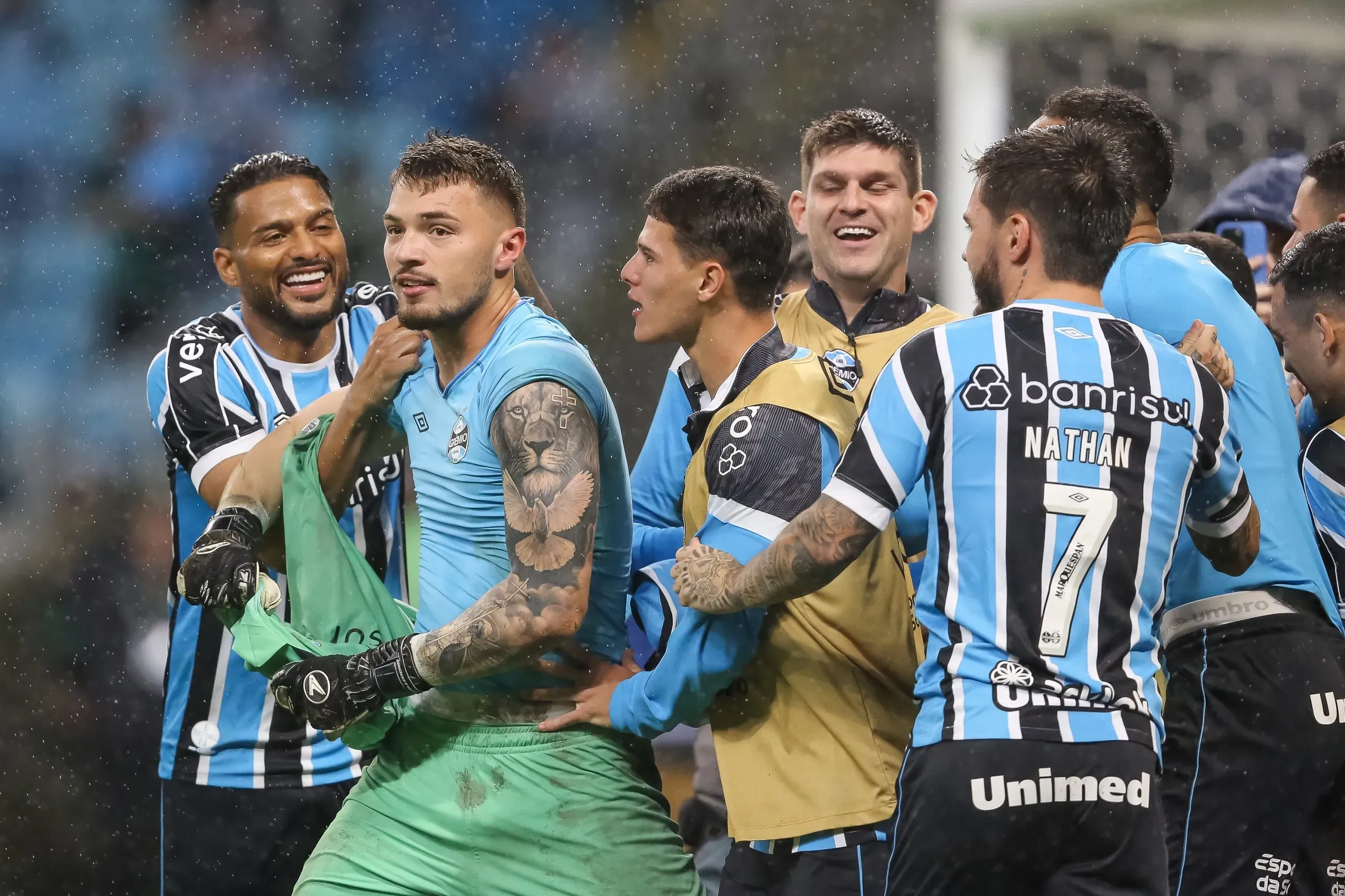 Jogadores do Grêmio comemoram a classificação na Copa do Brasil contra o Bahia. Foto: Pedro H. Tesch/AGIF