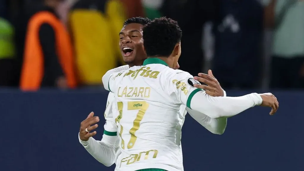 Luis Guilherme abraça Lázaro em vitória do Palmeiras - César Greco/Ag. Palmeiras