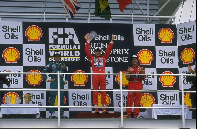 Ayrton Senna ergendo troféu no grand Prix da Inglaterra, em 1988. Pascal  Rondeau/Getty Images.