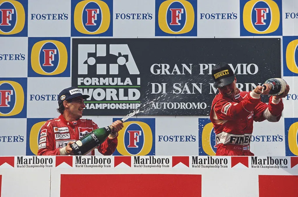 Ayrton Senna dá banho de champanhe em piloto finlandês. Pascal Rondeau/Getty Images.