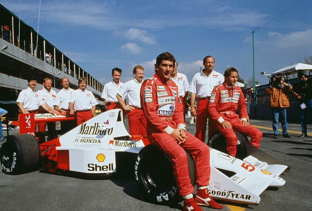 Ayrton Senna e a equipe da McLaren no Grand Prix do México, em junho de 1990. Sutton/Getty Images.