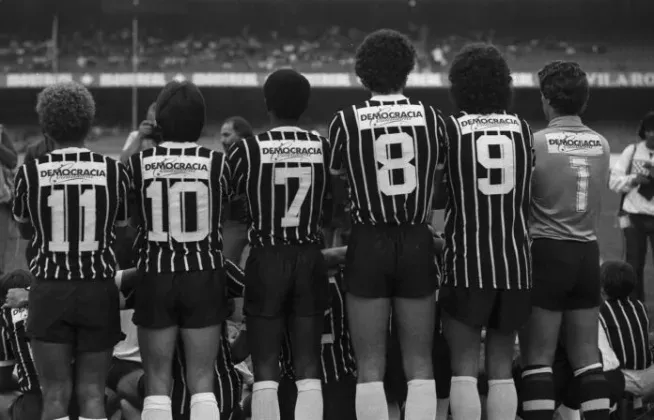 Jogadores da Democracia Corinthians em 1982. Reprodução.