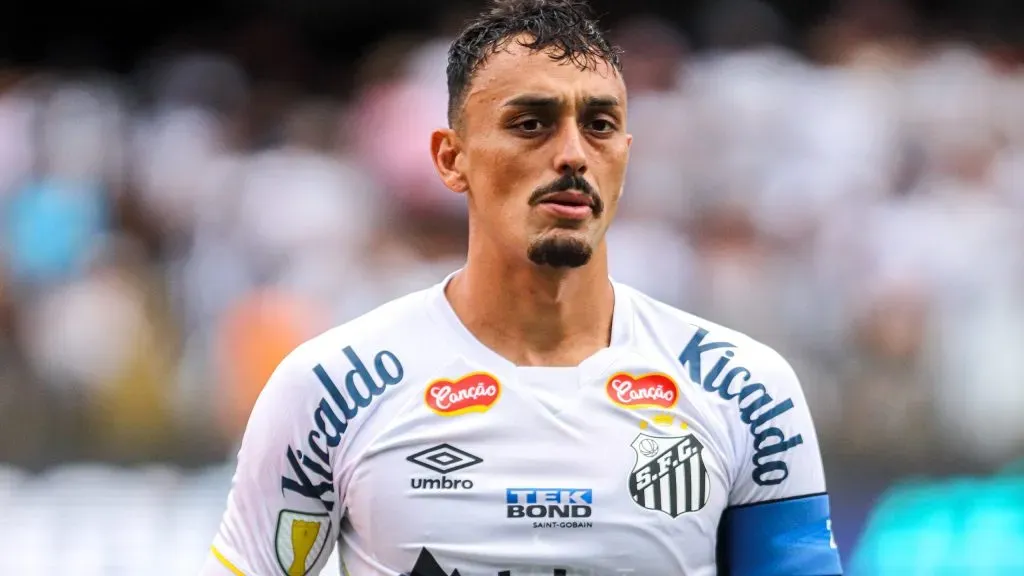 Diego Pituca pensativo em jogo do Santos - Reinaldo Campos/AGIF