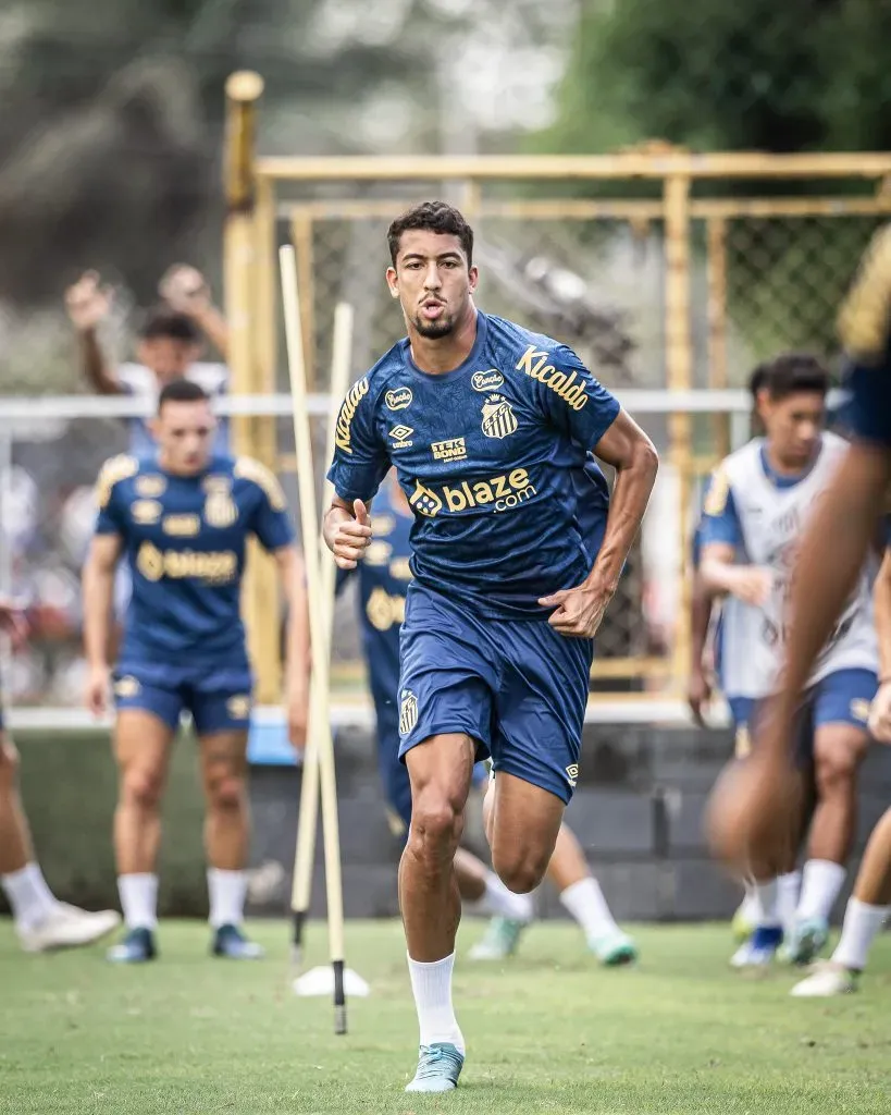 Bruno Marques treina no CT Rei Pelé