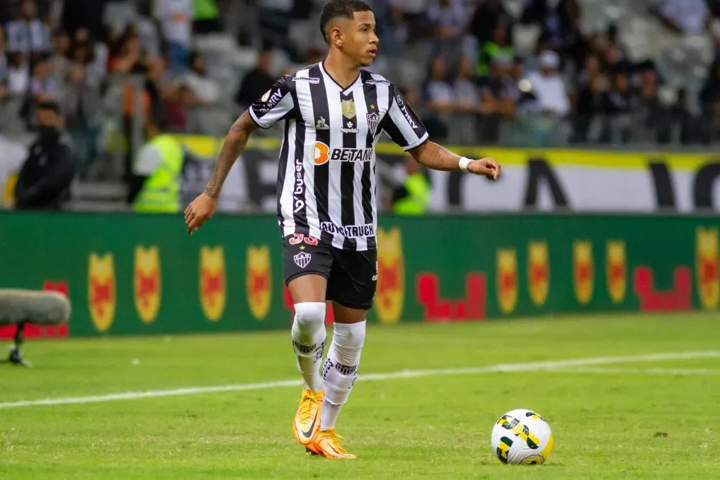 Savinho, em 2022, na época em que jogou pelo Atlético-MG, em jogo contra o Fortaleza pelo Campeonato Brasileiro. Foto: Fernando Moreno/AGIF