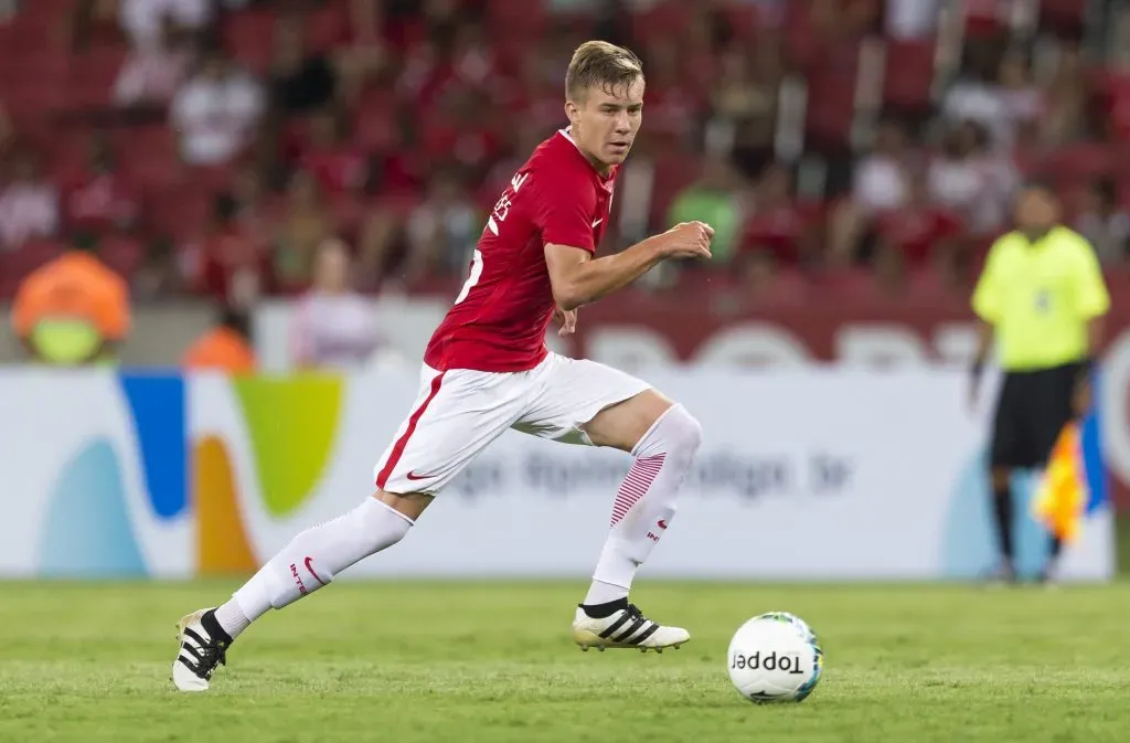 No Brasil, Charles defendeu clubes como o Internacional antes de mudar-se para a Europa – Foto: Jeferson Guareze/AGIF