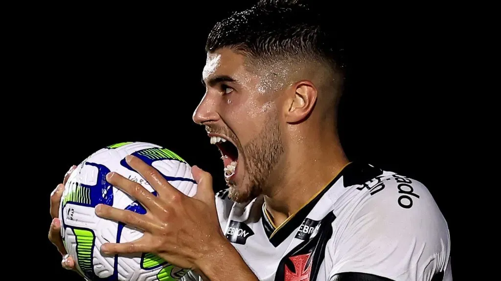 Pedro Raul segura bola com força com camisa do Vasco - Buda Mendes/Getty Images