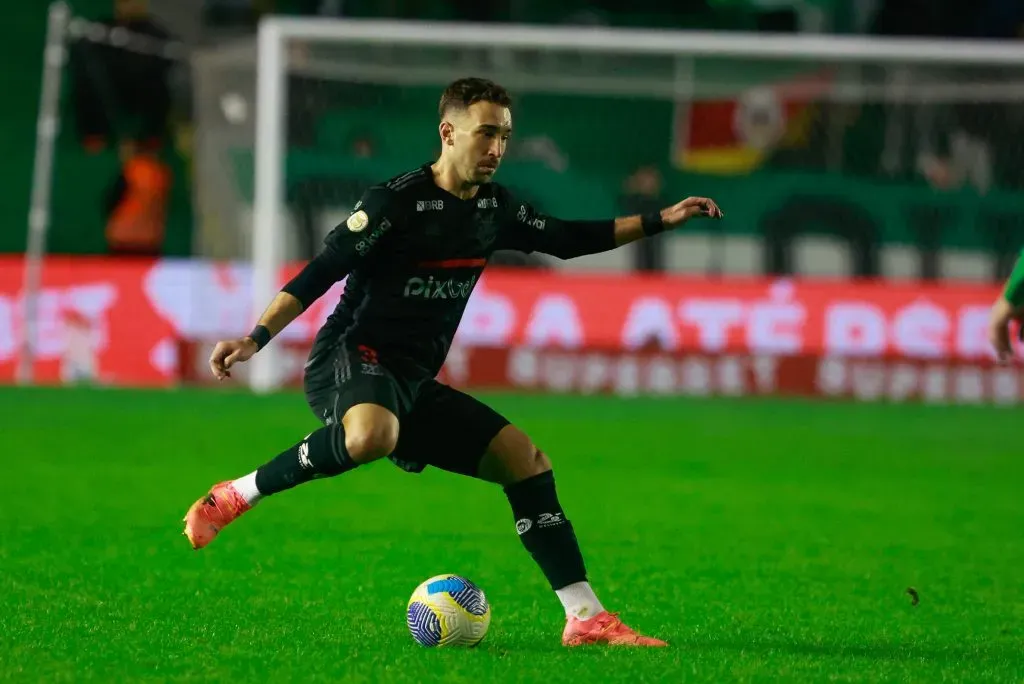 Léo Ortiz vinha sendo titular no meio-campo do Flamengo. Foto: Luiz Erbes/AGIF