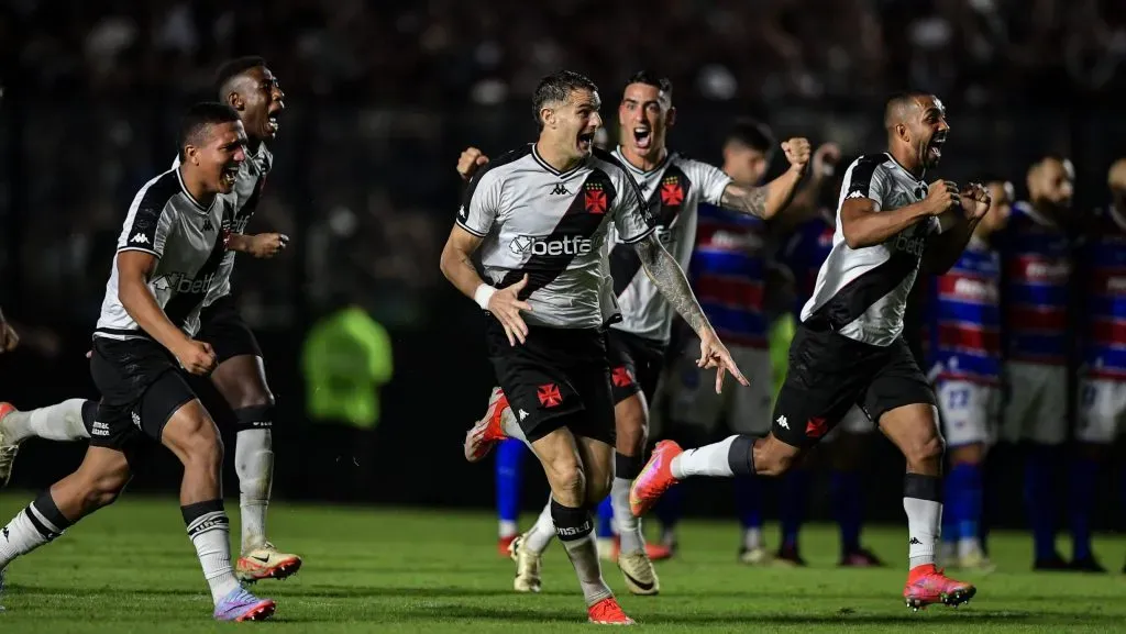 Vegetti e os jogadores do Vasco comemoram vitória ao final da partida contra o Fortaleza no estádio São Januário pela Copa Do Brasil 2024. (Foto: Thiago Ribeiro/AGIF)