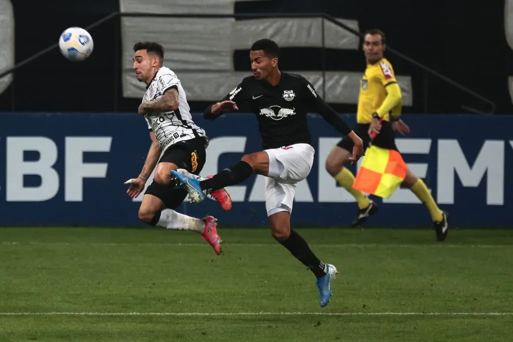 Weverson Costa (à direita) atuou no RB Bragantino antes de rumar para Portugal – Foto: Ettore Chiereguini/AGIF