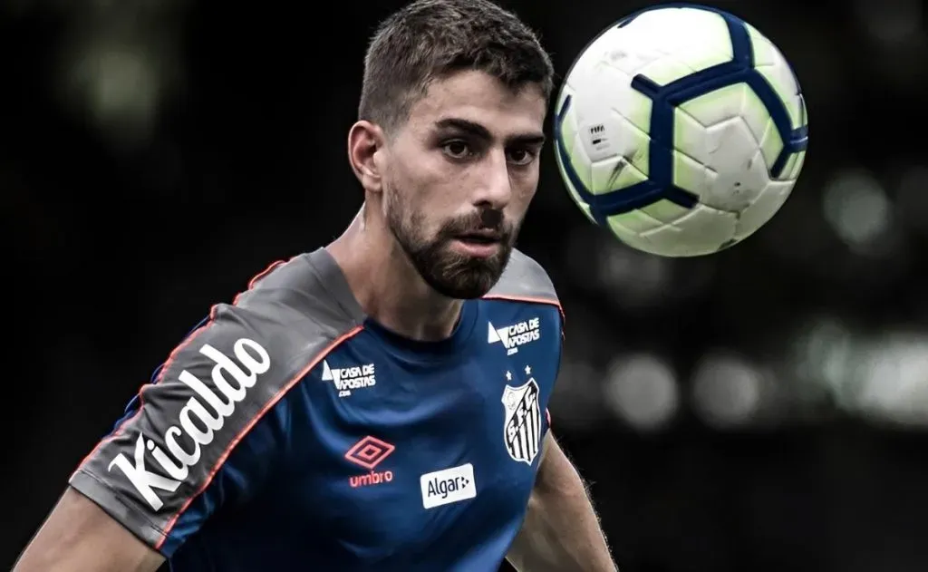 No Brasil, Luan Peres fez mais sucesso com a camisa do Santos, onde foi vice da Libertadores em 2020 – Foto: Ivan Storti / Flickr Santos FC