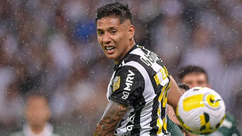 Zaracho cabeceia bola em jogo do Atlético - Foto: IMAGO