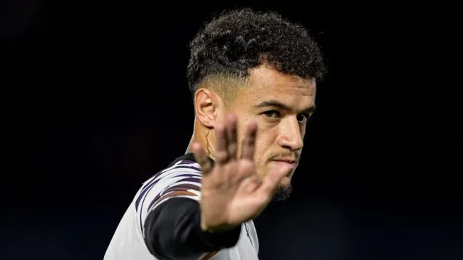 Philippe Coutinho sinaliza para esperar em campo - Foto: Thiago Ribeiro/AGIF